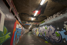 825740 Gezicht in de fietstunnel onder het Westplein te Utrecht, uit het noorden, met op de tunnelwanden graffiti (en ...